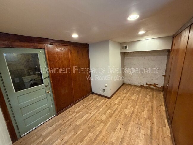 Building Photo - 515 Village St