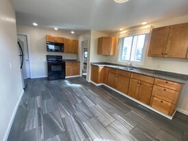 Building Photo - 302 Perry St