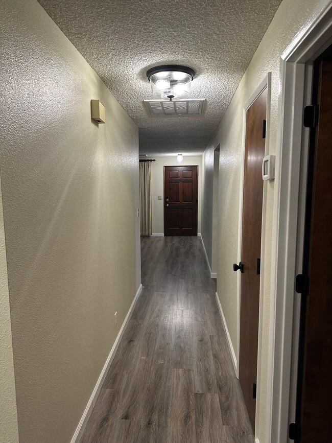 Building Photo - Beautiful 3 bedroom 2 bathroom house in a ...