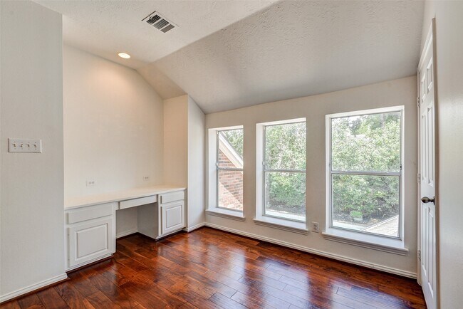 Building Photo - 203 Hazelcrest Dr