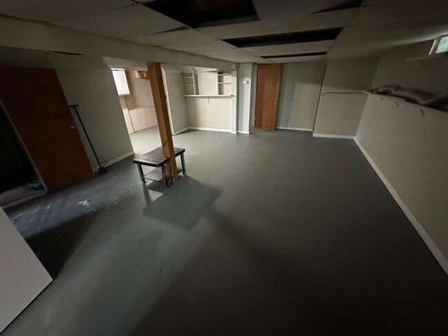 Building Photo - Awesome Eastpointe Ranch with finished basement