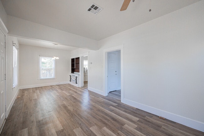 Building Photo - 831 N 10th St