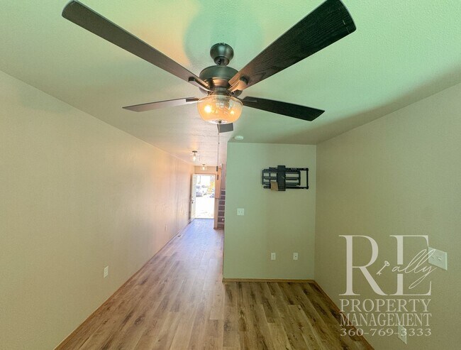 Building Photo - 2090 NE Green Glen Ln