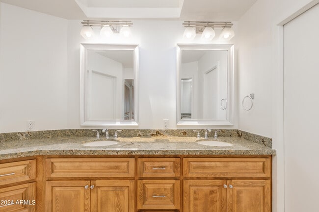 Building Photo - 5101 N Casa Blanca Dr