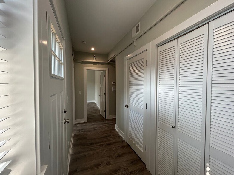 Building Photo - 1000 Crain St