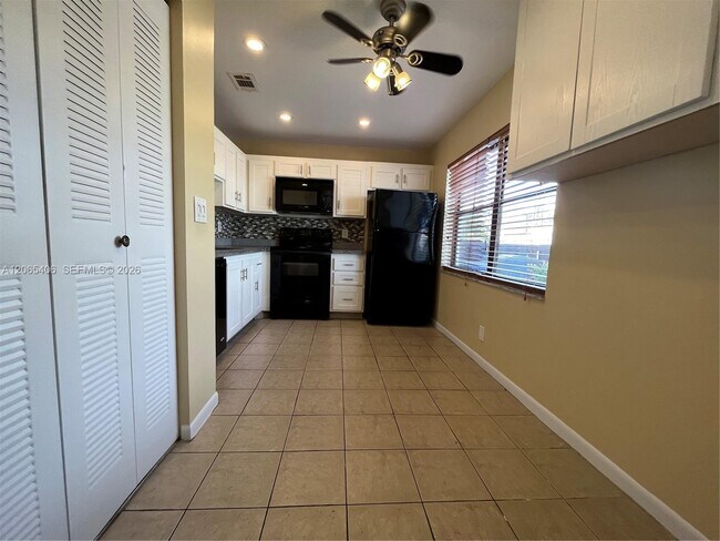 Building Photo - 5170 Tennis Ln