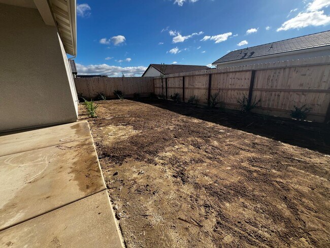 Building Photo - 2112 Daffodil St