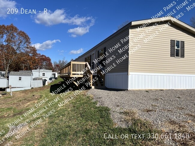 Building Photo - 209 Dean-R