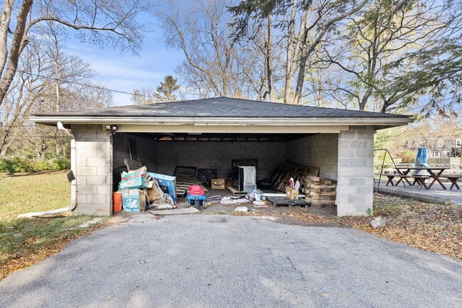 Building Photo - 131 Greenbriar Rd