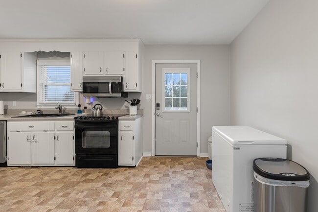 Building Photo - 3012 Fielding Rd