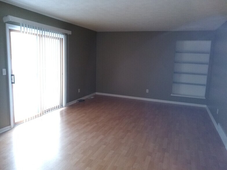 Building Photo - 6698 Pleasantview St NE
