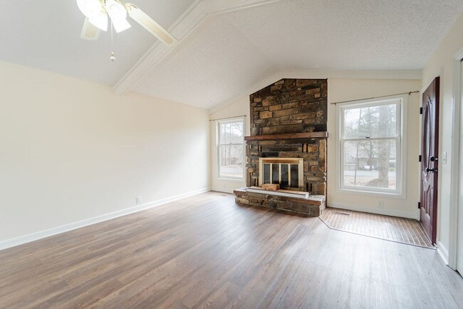 Building Photo - 3 Bed, 2 Bath with a beautiful view of the wooded back yard!!