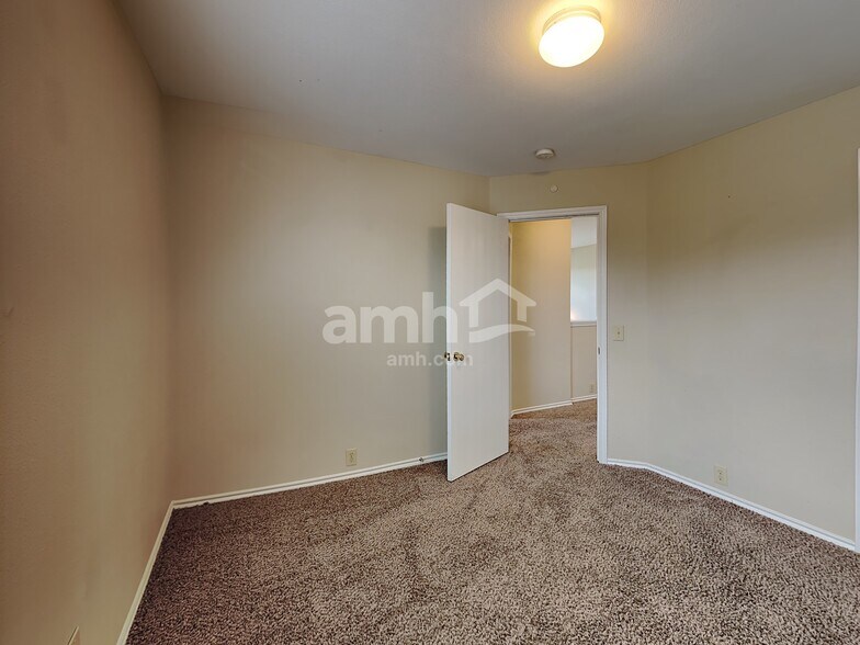 Building Photo - 6013 Midcrown Dr