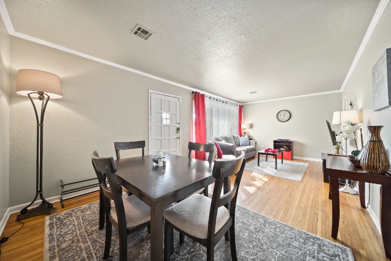 Building Photo - 1206 Oakwood Dr