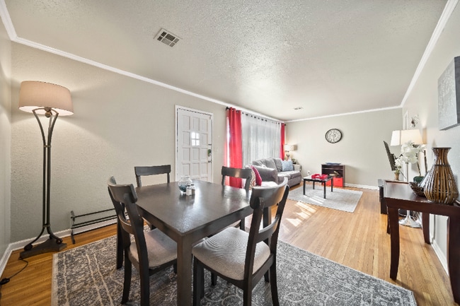 Building Photo - 1206 Oakwood Dr