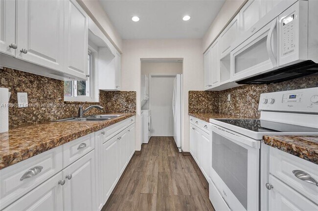 Building Photo - 928 NE 18th Ct