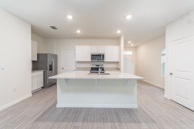 Building Photo - Beautiful 4 Bed, 2.5 Bath Home in the Desi...