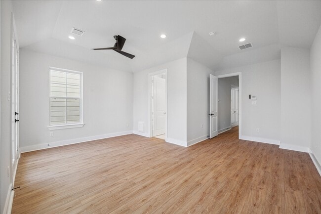 Building Photo - 1033 W 17th St