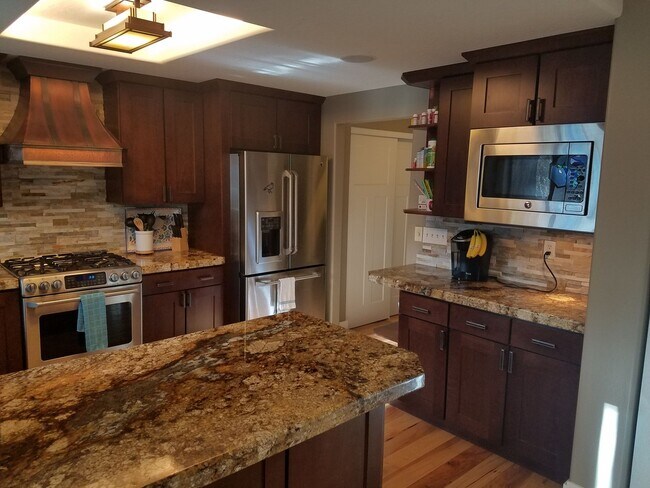 Building Photo - Beautiful Boulder Pointe Home! 3bd / 2ba + Office - No Students! - Small Pets Considered!! Avail....
