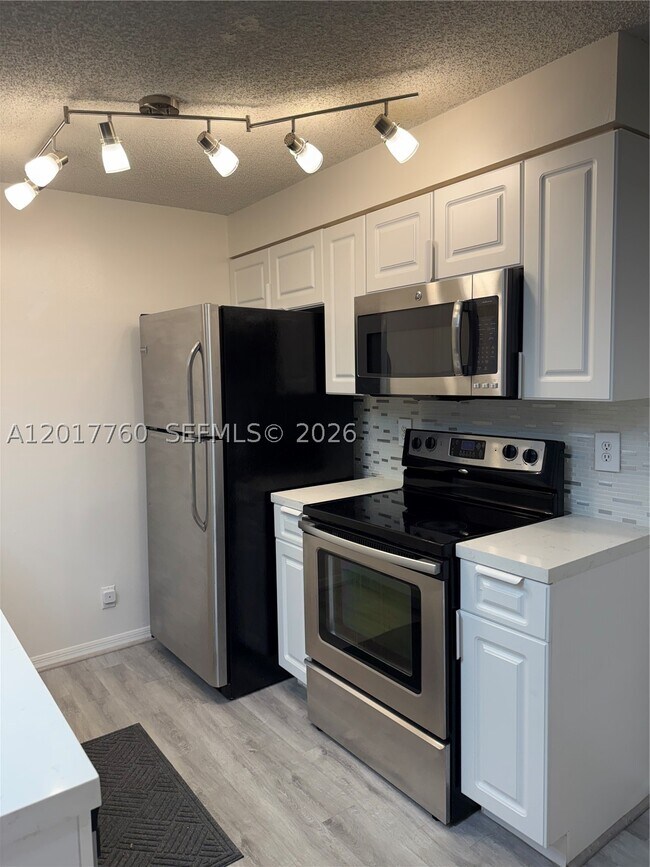 Building Photo - 1561 Sorrento Dr