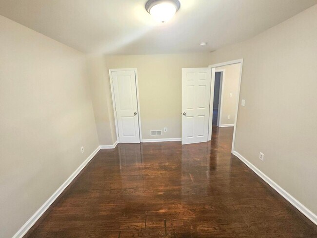 Building Photo - Beautiful 4 Bedroom 2 Bathroom East Baltim...