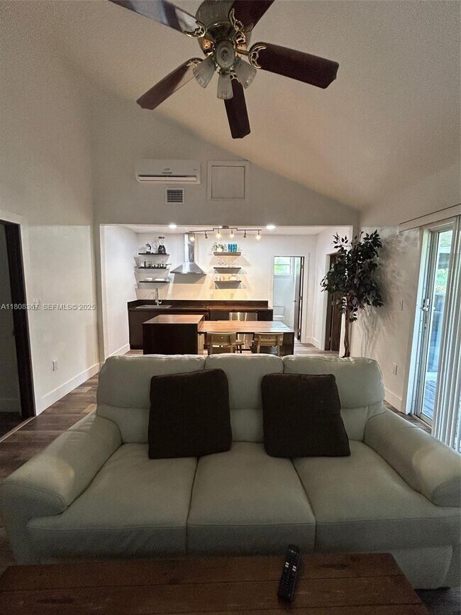 Building Photo - 1531 NE 35th St