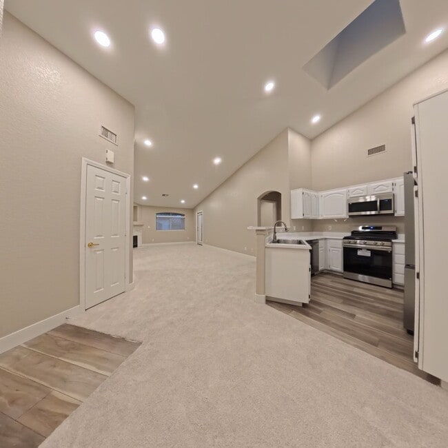 Building Photo - Beautifully Renovated 2nd-Floor Condo in Prime Location