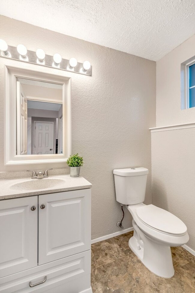 Building Photo - Spacious Townhome Duplex with Large fenced...