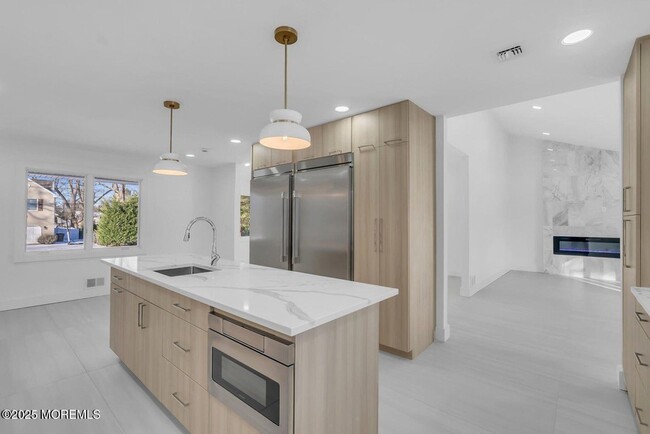 Building Photo - 1 Robin Dr