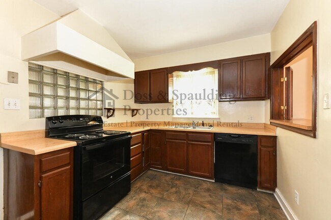 Building Photo - 1802 W Friendly Ave