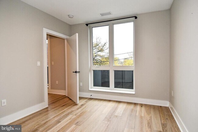 Building Photo - 1016 17th Pl NE