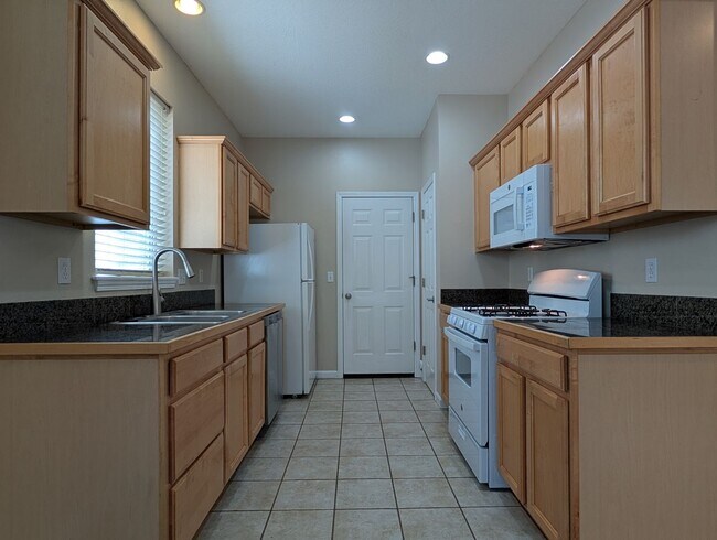 Building Photo - Beautiful 3-Bedroom, 2.5-Bath Home In River Road Area of Eugene!