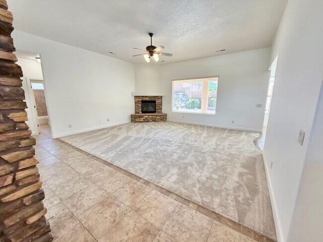 Building Photo - 988 E Silver Falls Dr