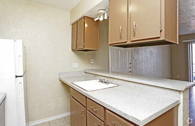 1BA,1BR - 540SF - KITCHEN - Ascent at Midtown