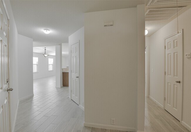 Building Photo - 2825 Woodspring Forest Dr