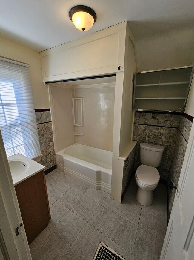 Building Photo - 3 bed, 1 bath, Mishawaka. Fenced Yard. Gar...