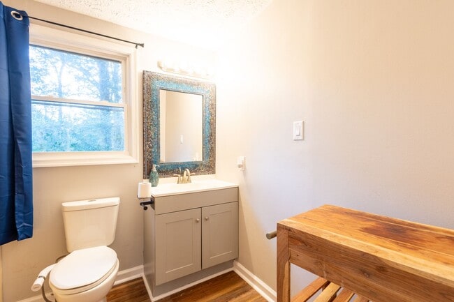 Building Photo - Lovely 2 BR/1 BA Condo in Columbia!