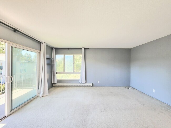 Building Photo - Top floor Woodlake condo, corner location