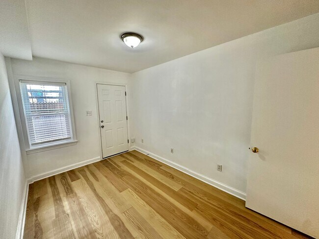 Building Photo - Captivating Capitol Hill Barracks Row Renovated 2 Bedroom Apt w/ Parking & Patio