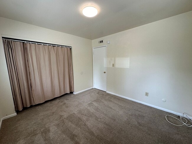 Building Photo - 300 E 16th Ave