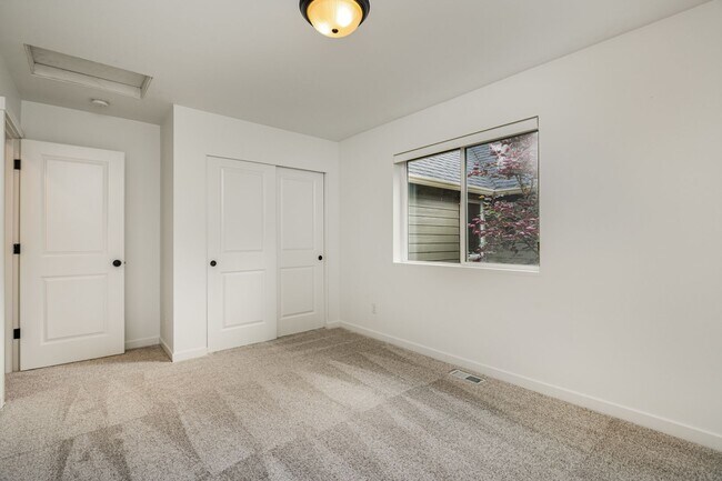 Building Photo - North East Facing 4 bed 3 bath ready for m...