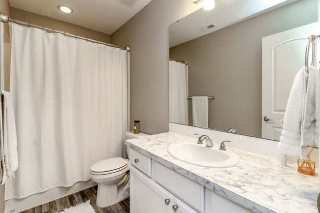 Building Photo - Beautiful 3 Bedroom 2.5 Bathroom Property