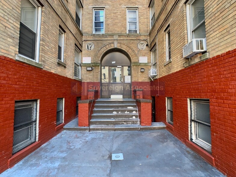 Building Photo - 600 W 196th St