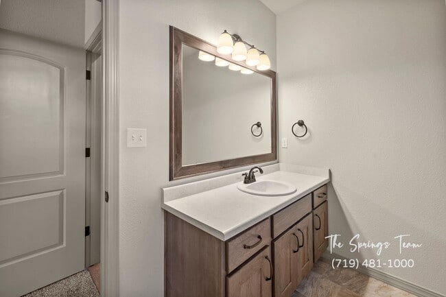 Building Photo - BEAUTIFUL 4BD + OFFICE MAIN-LEVEL LIVING H...