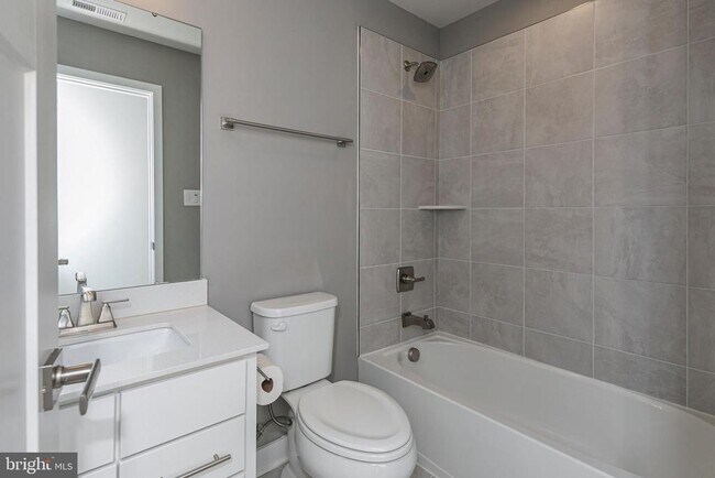 Building Photo - 2410 Lenox Dr