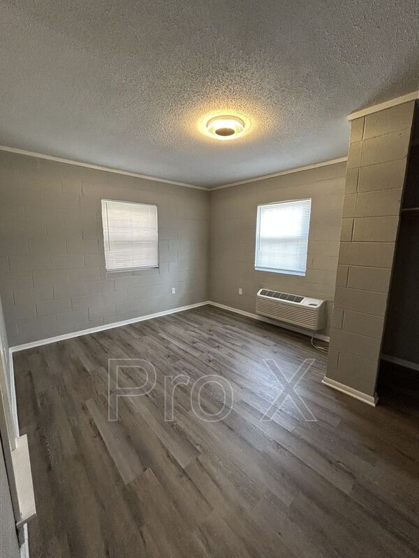 Building Photo - 1411 S Broadway St