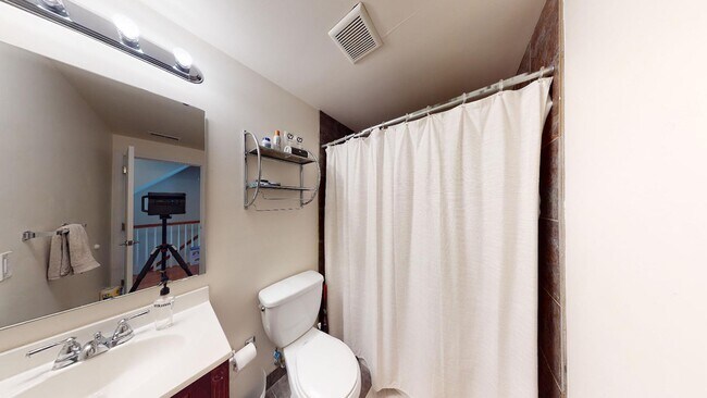 Building Photo - Three Bed Graduate Hospital Apartment