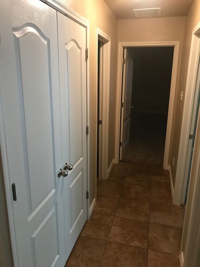 Building Photo - 3 bedroom 2 bath Duplex Text 302-231-7228 for more info