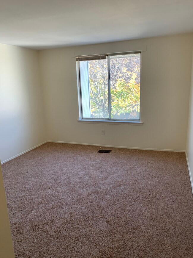 2nd bedroom - 20 Birchwood Dr