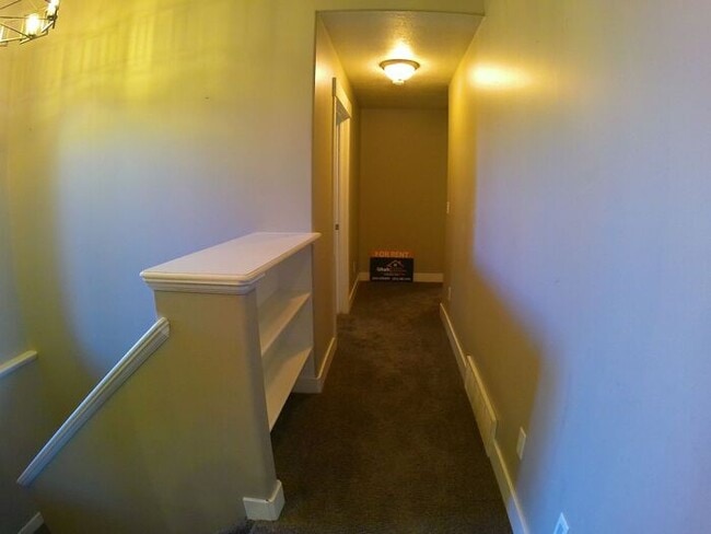 Building Photo - 5 bdrm 3bth Home 3 Car Garage Some utilities included